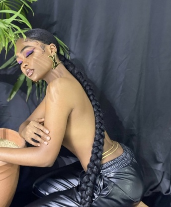 Я безупречно красива, с нежной кожей и загадочным взглядом. Живу в Москве, в самом сердце столицы. А ты готов окунуться в мир наслаждения со мной?
Мои услуги способны утолить даже самые скрытые желания. Я понимаю и готова к экспериментам. Встречи со мной всегда наполнены страстью, нежностью и безумным удовольствием! Ты будешь наслаждаться моим нежным телом, умелыми руками и бесконечным желанием доставить тебе настоящий эстетический и эмоциональный кайф.
У меня есть много положительных отзывов, которые подтверждают мою профессиональность и качество предоставляемых услуг. Я настоящая дама, умеющая подчеркнуть твою индивидуальность и наслаждение. Все, что нужно – это твой одобрительный взгляд и наши совместные фантазии, которые мы с удовольствием воплотим в жизнь.
Для тебя я предлагаю идеальный релакс и приятное общение в уютной обстановке моего аппартамента. На фото ты можешь увидеть всю мою красоту и соблазнительность, и они не оставят тебя равнодушным. Встречайся со мной, и ты погрузишься в мир наслаждения и счастья. Жду тебя, моя дорогая половинка! 💋 1332, 20 лет